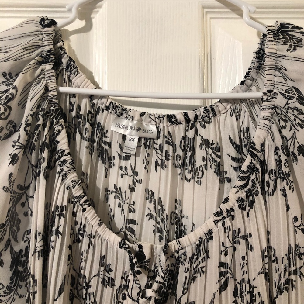 Fashion Bug - Black & White Crinkle Top - Size 2X - Picture 4 of 8